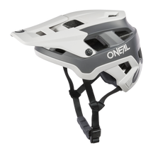 Der O'NEAL DEFENDER Helm SOLID in Grau/Schwarz ist ideal für All-Mountain-Fahrten und verfügt über ein Visier und verstellbare schwarze Kinnriemen für einen sicheren Sitz mit „O'NEAL“ an der Seite.
