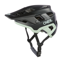 Der O'NEAL DEFENDER Helm SOLID ist ein All-Mountain-Fahrradhelm in Schwarz/Mint. Er verfügt über ein robustes Visier, verstellbare Riemen und eine Belüftung für optimale Luftzirkulation. Das „O'NEAL“-Logo ist prominent an der Seite angebracht.