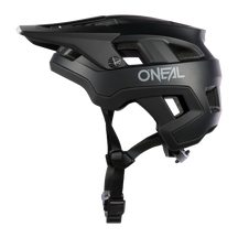 Der O'NEAL DEFENDER Helm SOLID, ein All-Mountain-Bikehelm in Schwarz, bietet dank Inmold-Technologie verbesserte Haltbarkeit. Er verfügt über einen verstellbaren Riemen, ein Visier und mehrere Belüftungsöffnungen. Die Seitenansicht zeigt den Markennamen „O'Neal“ prominent in Weiß.