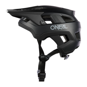 Der O'NEAL DEFENDER Helm SOLID, ein All-Mountain-Bikehelm in Schwarz, bietet dank Inmold-Technologie verbesserte Haltbarkeit. Er verfügt über einen verstellbaren Riemen, ein Visier und mehrere Belüftungsöffnungen. Die Seitenansicht zeigt den Markennamen „O'Neal“ prominent in Weiß.