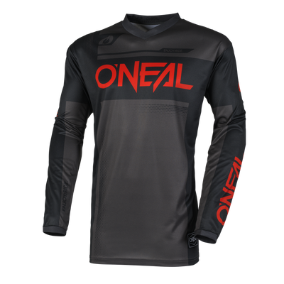 Das O'NEAL ELEMENT Jersey RACEWEAR hat schwarze und graue Farben, ein auffälliges rotes O'NEAL-Branding auf der Brust und dem linken Unterarm, subtile geometrische Muster, einen Rundhalsausschnitt und ist aus atmungsaktivem Material für Fahrkomfort.