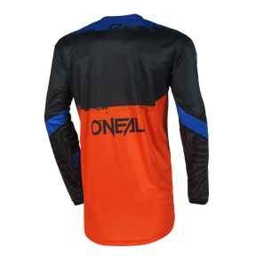 Dieses langärmelige O'NEAL ELEMENT Jersey SHOCKER trägt auf der Rückseite den Schriftzug „O'Neal“. Das Design umfasst Schwarz an den Schultern, blaue Akzente an den Ärmeln und eine leuchtend orange untere Hälfte. Es besteht aus atmungsaktivem Material für eine perfekte Passform und weist außerdem ein auffälliges schwarz-blaues Muster an den Ärmeln auf.