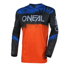 Das O'NEAL ELEMENT Jersey SHOCKER zeichnet sich durch ein lebendiges Farbverlaufsdesign aus, das von Schwarz und Blau oben zu leuchtendem Orange unten übergeht. Das Trikot zeigt das „O'Neal“-Logo prominent auf der Brust und den Armen, mit zusätzlichen Markenzeichen und abstrakten Mustern, die die Ärmel zieren. Es sorgt für einen perfekten Sitz und besteht aus atmungsaktivem Material für maximalen Komfort und Leistung.