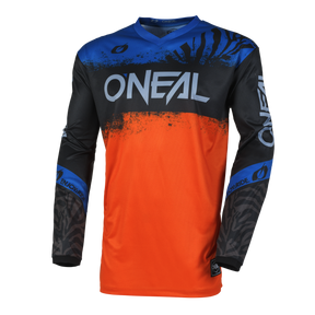 Das O'NEAL ELEMENT Jersey SHOCKER zeichnet sich durch ein lebendiges Farbverlaufsdesign aus, das von Schwarz und Blau oben zu leuchtendem Orange unten übergeht. Das Trikot zeigt das „O'Neal“-Logo prominent auf der Brust und den Armen, mit zusätzlichen Markenzeichen und abstrakten Mustern, die die Ärmel zieren. Es sorgt für einen perfekten Sitz und besteht aus atmungsaktivem Material für maximalen Komfort und Leistung.
