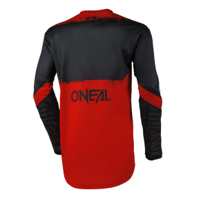 Dieses Bild zeigt die Rückseite eines O'NEAL ELEMENT Jersey SHOCKER. Das Trikot hat einen überwiegend roten Körper mit schwarzem oberen Rücken und schwarzen Ärmeln mit einem dezenten Muster. Es wurde für perfekten Sitz entworfen und ist aus atmungsaktivem Material gefertigt. Der Markenname „O'NEAL“ ist in fetten schwarzen Buchstaben über den unteren Rücken gedruckt.