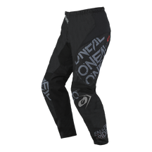Eine schwarze O'NEAL ELEMENT Hose STATIC mit grauem Text und Logos, mit dem Markennamen „O'NEAL“ auf dem linken Bein und „ENDURO RIDE“ auf dem rechten Unterschenkel. Diese für Motorsportbegeisterte entworfene Hose verfügt über verstärkte Kniebereiche und einen elastischen Bund für optimalen Komfort und Schutz.