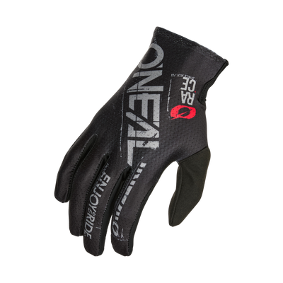 Ein einzelner schwarzer O'NEAL MATRIX Handschuh STATIC Fahrradhandschuh ist auf weißem Hintergrund abgebildet. Der Motocross-Handschuh zeigt das O'Neal-Logo in weißer Schrift mit „RACING“ darunter. Auf der Rückseite des Handschuhs befindet sich außerdem eine rote „O“-Grafik. Der O'NEAL MATRIX Handschuh STATIC hat eine strukturierte Oberfläche und ein eng anliegendes Design.