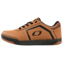 https://cdn.oneal.eu/assets/_default_upload_bucket/2025_ONeal_PINNED%20FLAT%20Pedal%20Shoe%20V.25_caramel_black_left%20side_1.png