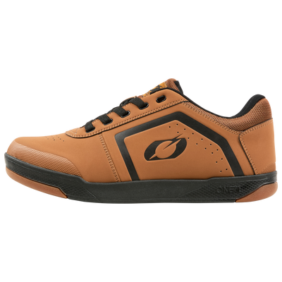 https://cdn.oneal.eu/assets/_default_upload_bucket/2025_ONeal_PINNED%20FLAT%20Pedal%20Shoe%20V.25_caramel_black_left%20side_1.png