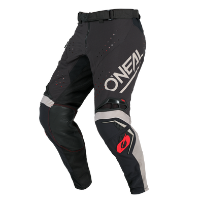 Die O'NEAL PRODIGY Hose FIVE FOUR von O'NEAL zeichnet sich durch schwarze und graue Farben, rote und weiße Akzente, "O'NEAL"-Branding am Oberschenkel, verstärkte Knie, schützende Polsterung und Belüftungslöcher für Atmungsaktivität aus.