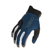 Der O'NEAL REVOLUTION Nanofront Handschuh, erhältlich in Blau, Schwarz und Weiß, ist für den Radsport oder Motorsport konzipiert. Er verfügt über einen Klettverschluss am Handgelenk zur Anpassung und eine Strukturverstärkung an Fingern und Handfläche für besseren Halt. Auf der Rückseite des Handschuhs ist stolz der Markenname „O'NEAL“ aufgedruckt.