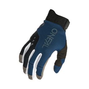 Der O'NEAL REVOLUTION Nanofront Handschuh, erhältlich in Blau, Schwarz und Weiß, ist für den Radsport oder Motorsport konzipiert. Er verfügt über einen Klettverschluss am Handgelenk zur Anpassung und eine Strukturverstärkung an Fingern und Handfläche für besseren Halt. Auf der Rückseite des Handschuhs ist stolz der Markenname „O'NEAL“ aufgedruckt.