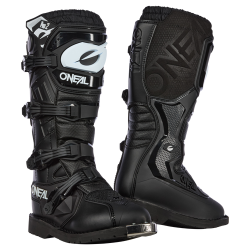 Ein Paar schwarze O'NEAL RIDER PRO 2-Stiefel von O'NEAL mit hohen Oberteilen, robusten Schnallen und verstärkten Nähten. Der linke Stiefel zeigt das Markenlogo in Weiß, während der rechte Stiefel zusätzliche Designmerkmale an der Seite für zusätzlichen Schutz aufweist.