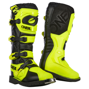 Wir präsentieren den O'NEAL RIDER PRO 2 Boot, ein Paar leuchtend gelbe und schwarze Motocross-Stiefel für das Fahren im Gelände. Diese robusten Stiefel verfügen über mehrere verstellbare Schnallen für einen sicheren Sitz, verstärkte Sohlen und eine verbesserte Knöchelunterstützung. Mit dem stolz zur Schau getragenen Markennamen „O'Neal“ sind diese Stiefel perfekt für jeden Motocross-Enthusiasten, der Wert auf Haltbarkeit und Stil legt.