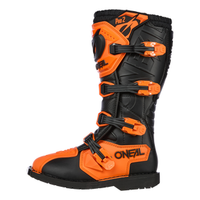 Ein einzelner schwarz-orangefarbener O'NEAL RIDER PRO 2-Stiefel mit mehreren Schnallen zur sicheren Befestigung. Der Stiefel trägt stolz die Etiketten „O'NEAL“ und „O'NEAL RIDER PRO“ und hat ein robustes Design, das perfekt für das Fahren im Gelände geeignet ist. Diese Stiefel bieten hervorragenden Schutz bei Ihren härtesten Abenteuern.