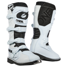 Diese O'NEAL RIDER PRO 2-Stiefel sind ein Paar weiße Motocross-Stiefel mit schwarzen und grauen Akzenten und verfügen über mehrere verstellbare Riemen und robuste Sohlen. Die Stiefel tragen das Logo „O'NEAL“ und verfügen über Schutzelemente für das Fahren im Gelände.