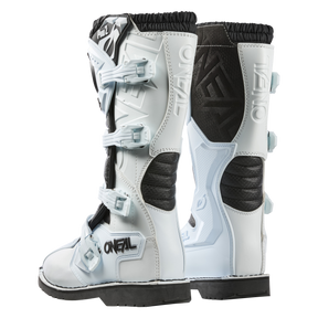 Ein Paar weiße O'NEAL RIDER PRO 2 Motocross-Stiefel mit schwarzen Akzenten. Die Stiefel verfügen über mehrere verstellbare Riemen mit Schnallen, einen verstärkten Schienbeinschutz und robuste Gummisohlen. Der Markenname „O'Neal“ ist deutlich auf der Seite jedes Stiefels zu sehen.