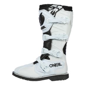 Ein weißer Motorradstiefel mit schwarzen Akzenten und mehreren verstellbaren Riemen und Schnallen für einen sicheren Sitz. Der O'NEAL RIDER PRO 2 Stiefel ist auf der Oberseite mit dem Namen „O'NEAL“ und „Pro 2“ versehen und bietet außergewöhnlichen Schutz für Ihre Fahrt.