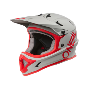 https://cdn.oneal.eu/assets/_default_upload_bucket/2025_ONeal_SONUS%20Helmet%20SOLID%20V.25_gray_red_45_front_left.png