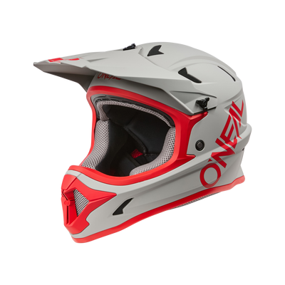 Der O'NEAL SONUS Helm SOLID, ein weißer MTB-Helm mit roten Akzenten und "O'NEAL"-Branding, verfügt über ein Visier, einen Kinnschutz und Belüftungsöffnungen - perfekt für Ihr nächstes Bike-Abenteuer.