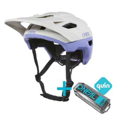 Das O'NEAL TRAILFINDER EVO Solid Quin Bundle, bestehend aus einem weißen und lavendelfarbenen Enduro-Helm mit Visier und einem intelligenten Sicherheitssensor, wird neben dem Quin-Logo gezeigt, um diese fortschrittliche O'NEAL-Kombination zu präsentieren.