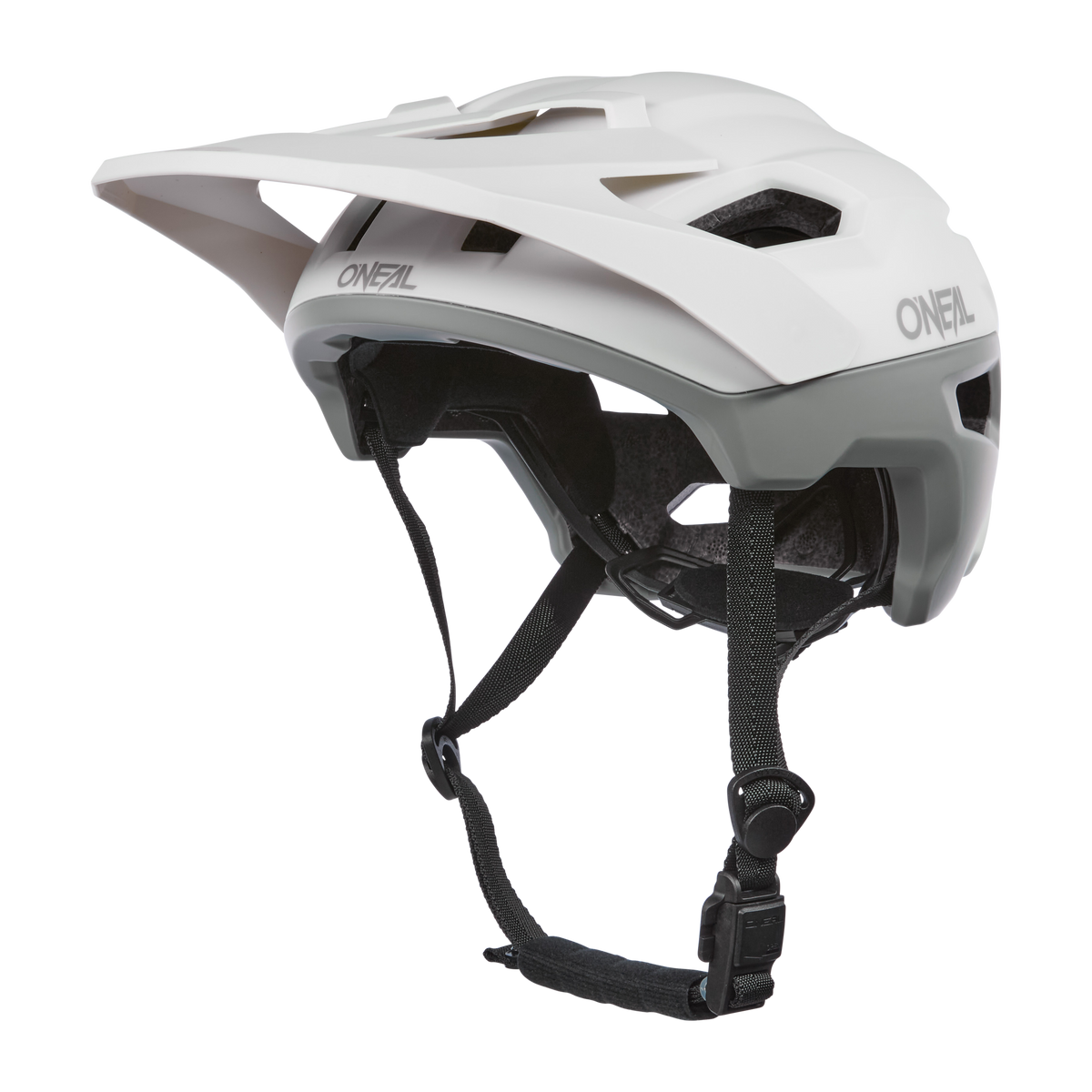 Der O'NEAL TRAILFINDER EVO Helm SOLID in Weiß/Grau verfügt über ein Visier, verstellbare schwarze Riemen und Belüftungsschlitze. Ideal für Trailriding-Enthusiasten. Sein schlankes Design ist mit dem Quin Smart Safety Sensor für verbesserten Schutz kompatibel.