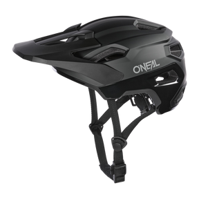 Der O'NEAL TRAILFINDER EVO Helm SOLID in Schwarz verfügt über ein Visier, Belüftungsöffnungen und verstellbare Kinnriemen, die aus einem seitlichen Winkel auf einem einfarbigen Hintergrund dargestellt sind.