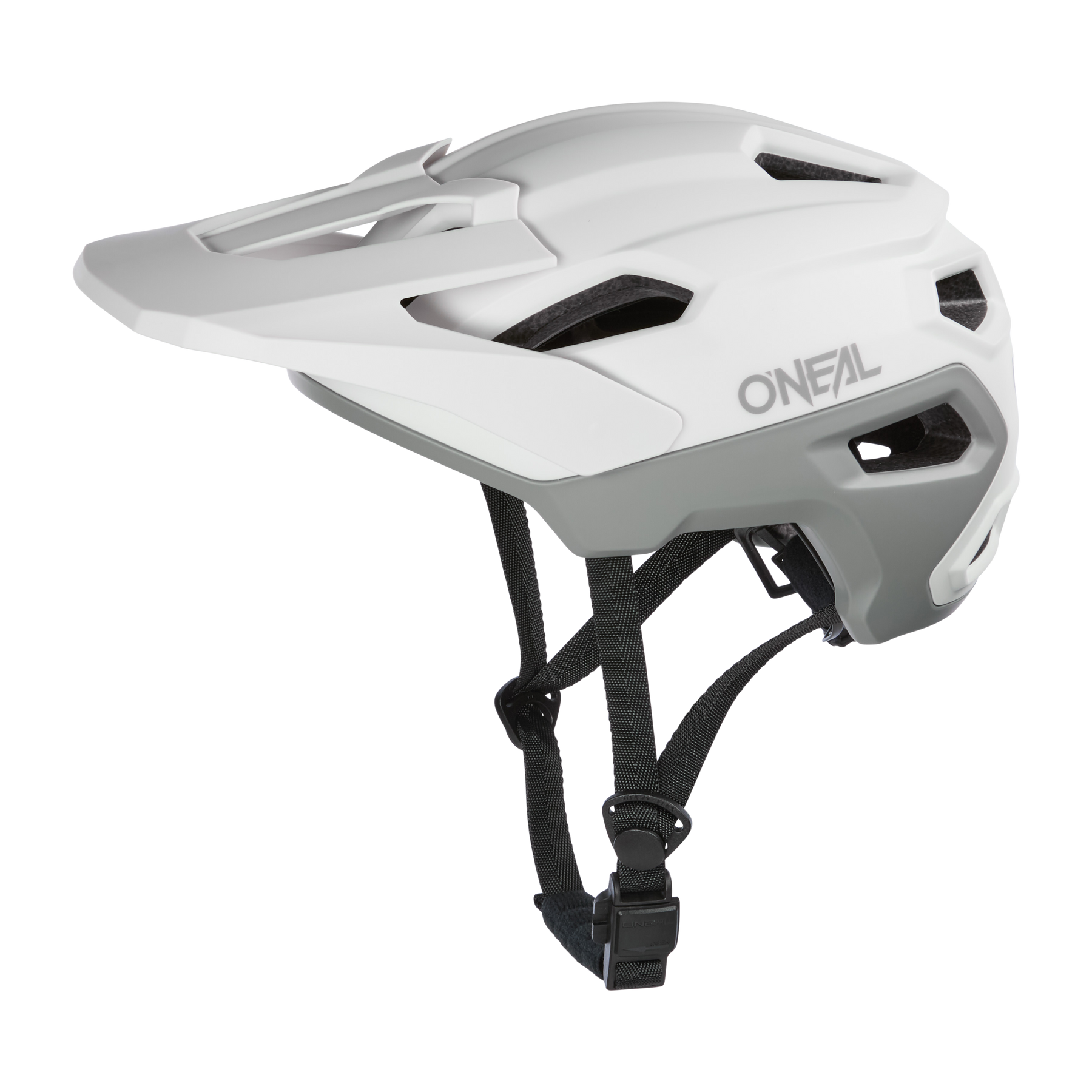 Das O’NEAL TRAILFINDER EVO Solid Quin Bundle ist ein weiß-grauer Fahrradhelm mit Visier, Belüftungslöchern, Inmold-Technologie und verstellbaren schwarzen Riemen, abgebildet vor weißem Hintergrund.