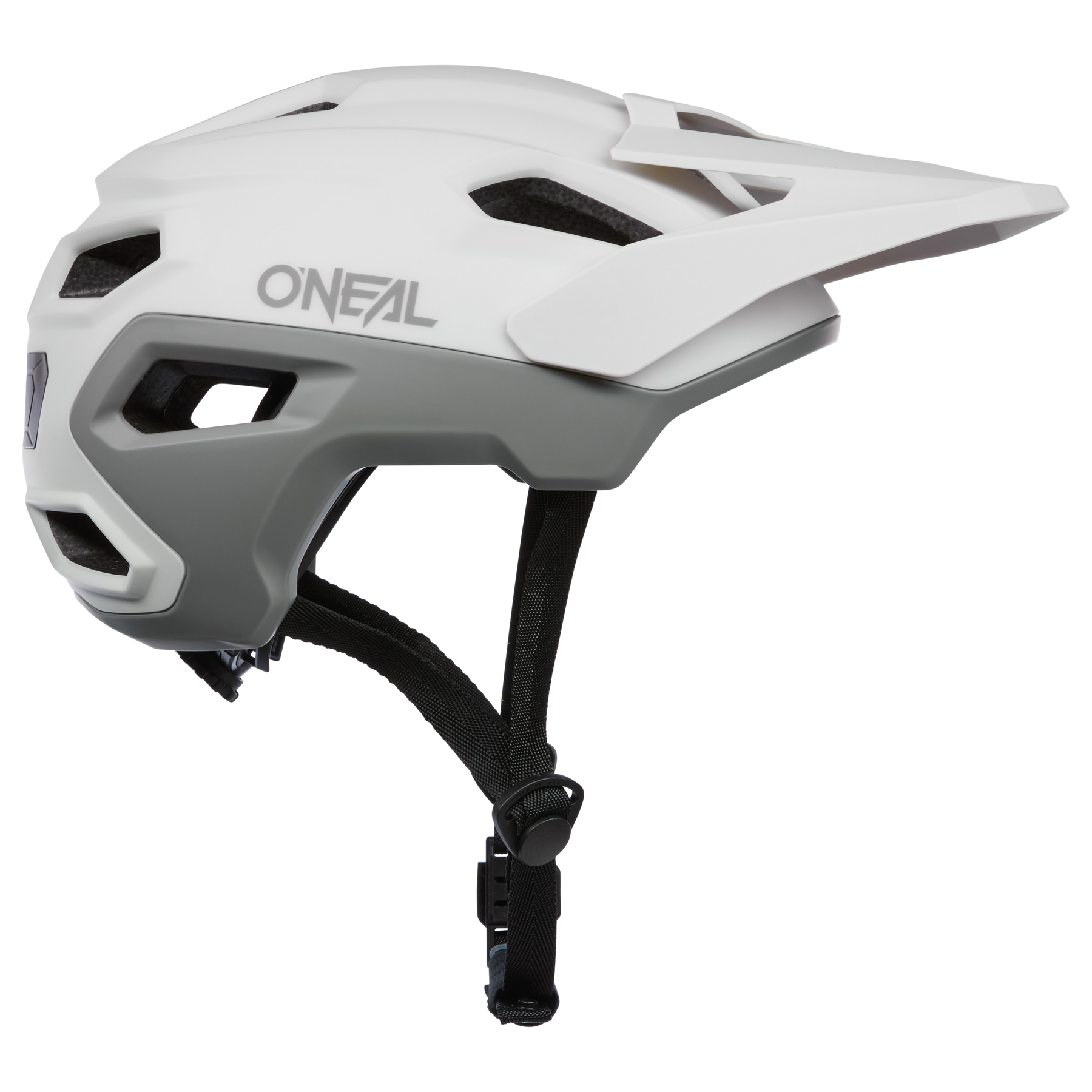 Ein weiß-grauer O'NEAL TRAILFINDER EVO Solid Quin Bundle Fahrradhelm mit Inmold-Technologie, schwarzem verstellbarem Kinnriemen und Visier, von der Seite abgebildet.