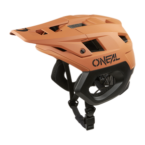 https://cdn.oneal.eu/assets/_default_upload_bucket/2025_ONeal_TRAPPER%20Helmet%20SOLID%20V.25_caramel_black_3_4_front.png