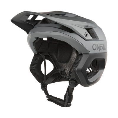 Der O'NEAL TRAPPER Helmet SOLID ist ein grau-schwarzer Fahrradhelm mit Visier, Belüftung und verstellbaren Kinnriemen für Sicherheit und Komfort. Ideal als Enduro Helm von O'NEAL für vielseitige Fahrradabenteuer.