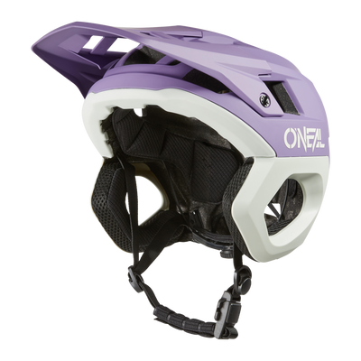 Ein lila-weißer O'NEAL TRAPPER Helm SOLID mit verlängertem Visier, Belüftungsschlitzen, schwarzer Innenpolsterung und verstellbarem Kinnriemen.