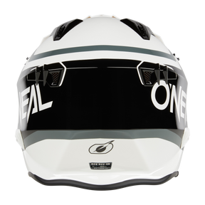 Vorderansicht eines mattweißen und schwarzen O'NEAL VOLT Helm CORP mit elegantem Design. Der Helm verfügt über ein schwarzes Visier, Belüftungsöffnungen und den Markennamen „O'NEAL“ deutlich sichtbar an den Seiten, was bei jeder Fahrt sowohl Stil als auch Sicherheit gewährleistet.