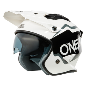 Wir präsentieren den O'NEAL VOLT Helm CORP Motocross-Helm in einem auffälligen Farbschema aus Weiß und Schwarz. Dieses elegante Modell verfügt über ein getöntes Visier, einen markanten Schirm, strategisch platzierte Belüftungsöffnungen für optimale Belüftung, reflektierende Aufkleber für bessere Sichtbarkeit und ein bequem gepolstertes Innenleben. Das Markenlogo „O'Neal“ ist prominent an der Seite des Helms angebracht und sorgt für erstklassige Sicherheit.
