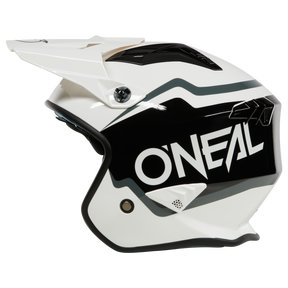 Seitenansicht eines weißen Motorradhelms O'NEAL VOLT Helm CORP von O'NEAL mit schwarzen und grauen Akzenten für den Offroad-Einsatz. Der Helm verfügt über große Belüftungsöffnungen, ein ausgeprägtes Visier und das prominent an der Seite angebrachte O'Neal-Logo, um sowohl Stil als auch Sicherheit zu gewährleisten.