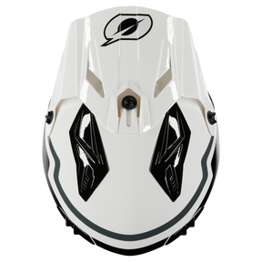 Eine Draufsicht des weißen Motorradhelms O'NEAL VOLT Helm CORP mit einem schwarzen Pfeilemblem auf der Vorderseite. Der Helm, der mit Blick auf Sicherheit entworfen wurde, weist eckige Designelemente und zwei stilisierte schwarze Belüftungsöffnungen auf beiden Seiten sowie einen zentralen schwarzen Befestigungsmechanismus auf.