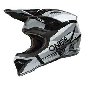 Der O'NEAL 1SRS Helmet RC ist ein weißer und schwarzer Motocross-Helm mit kantigem Design, einem spitzen Visier, Belüftungsöffnungen und einem markanten O'NEAL-Branding an der Seite für einen modernen Look.
