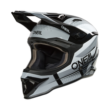 Der O'NEAL 1SRS Helmet RC ist ein schwarz/grauer Motocross-Helm mit Visier und aerodynamischem Design, mit dem O'NEAL-Logo an der Seite.