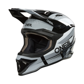 Der O'NEAL 1SRS Helmet RC ist ein schwarz/grauer Motocross-Helm mit Visier und aerodynamischem Design, mit dem O'NEAL-Logo an der Seite.