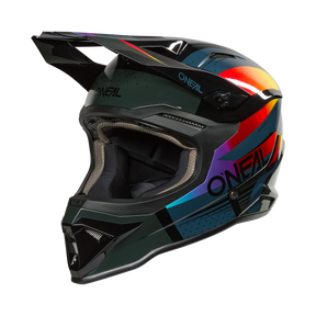 Der O'NEAL 1SRS Youth Helmet RC, ein Fullface-Motocross-Helm in Schwarz/Multi mit bunten geometrischen Streifen und O'NEAL-Branding, ist vor einem schwarzen Hintergrund abgebildet.
