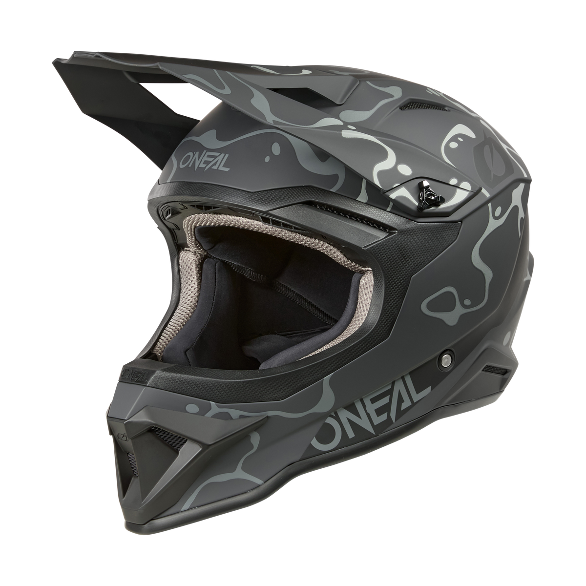 Der O'NEAL 1SRS Helm SPLASH in schwarz/grau verfügt über eine mattschwarze Oberfläche mit grauem Tarnmuster, ein großes Visier, einen Kinnschutz und Belüftungsakzente, die im Seitenprofil vor einem schwarzen Hintergrund dargestellt sind.