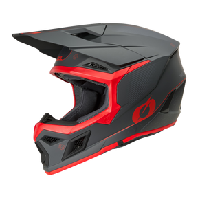 Der O'NEAL 3SRS Helm E-STROKE ist ein mattschwarzer und roter Motocross-Vollvisierhelm mit kantigem Design, markantem Visier und Belüftungsöffnungen auf weißem Grund.