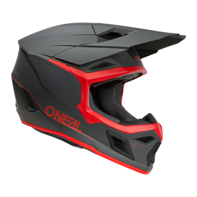 Der O'NEAL 3SRS Helm E-STROKE ist ein schwarz-roter Off-Road-Motocross-Helm mit Visier und großen Belüftungsöffnungen, der für eine optimale Luftzirkulation und Schutz sorgt.