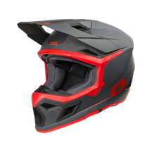 Der O'NEAL 3SRS Helm E-STROKE von O'NEAL in grau/rot ist ein Fullface-Motocross-Helm mit Visier, Belüftungsöffnungen und gepolstertem Innenfutter für Komfort und Schutz.