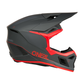 Der O'NEAL 3SRS Helmet E-STROKE ist ein mattschwarz-roter Fullface-Motocross-Helm mit spitzem Visier, kantigem Design und markantem O'NEAL-Branding an der Seite.