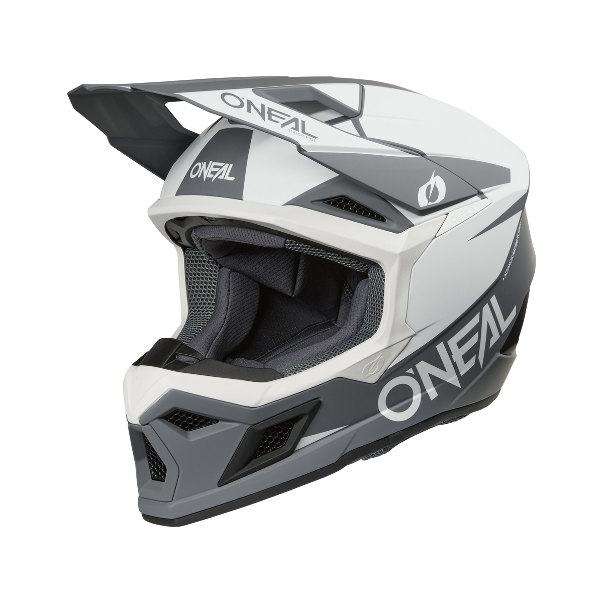 Der O'NEAL 3SRS Helm SOLID in weiß/schwarz ist ein Fullface-Motocross-Helm mit kantigen Belüftungsöffnungen, einem Visier und dem O'NEAL-Logo an den Seiten und auf der Vorderseite für einen schlanken, aerodynamischen Look.