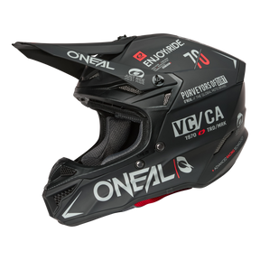 Der O'NEAL 5SRS Polyacrylite Helmet BRAND ist ein mattschwarzer Motocross-Helm mit Visier, der mit auffälligen weißen und roten Aufklebern, dem "O'NEAL"-Schriftzug, "VC/CA" und anderen grafischen Details versehen ist.