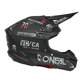 Der O'NEAL 5SRS Polyacrylite Helm verfügt über ein mattschwarzes Fullface-Design mit auffälligen weißen und roten Grafiken, "O'NEAL"-Branding, Logos, Texten wie "Purveyors of Dirt" und "VC/CA" sowie einem Visier und Lüftungsöffnungen.