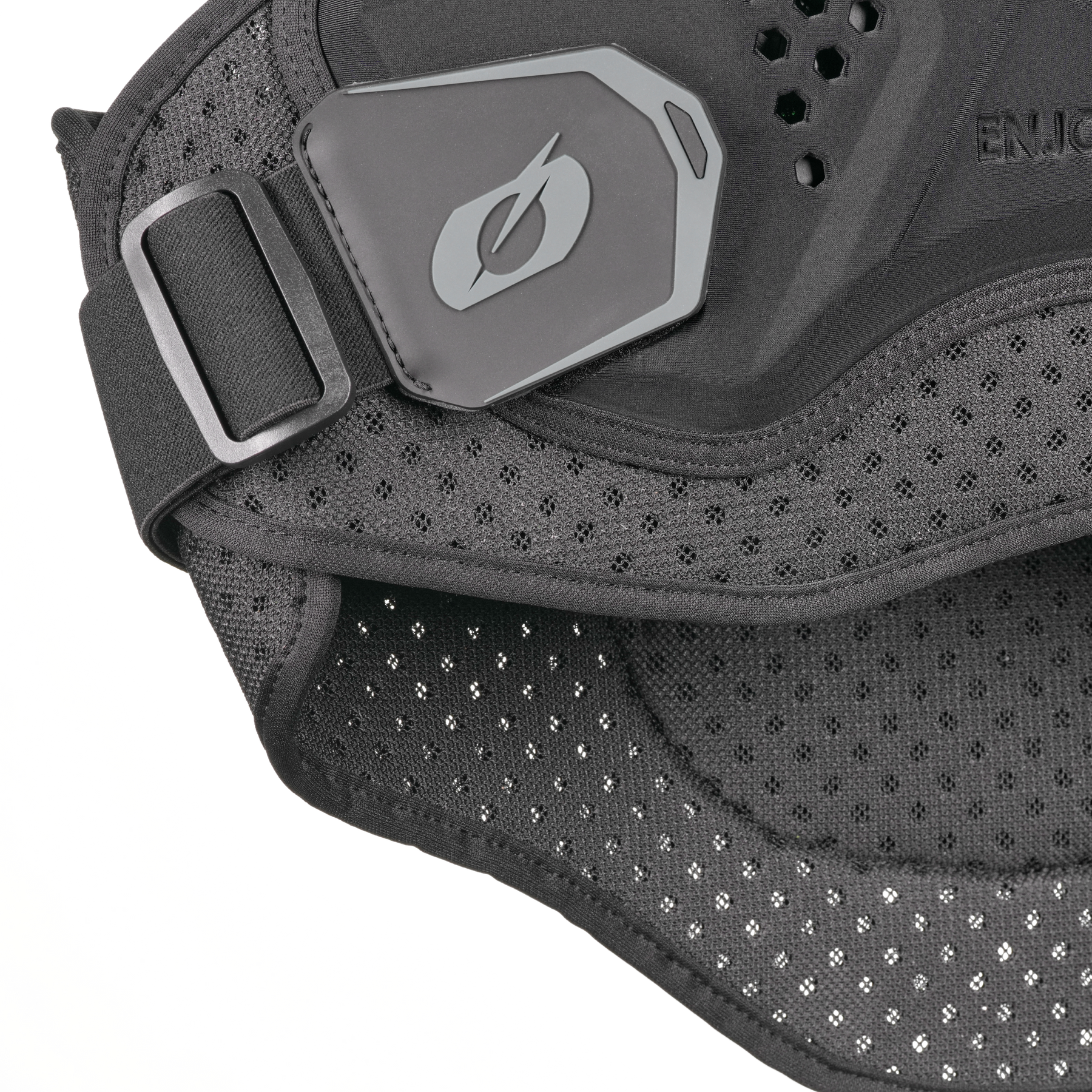 Nahaufnahme des O'NEAL BP Soft Chest Protector von O'NEAL Europe, einer schwarzen Motorradweste mit Netzstruktur, EN1621-1 Schutzstufe 2, Belüftungselement, Kunststofflogo, verstellbarem Gurt und Schnalle für atmungsaktiven Komfort.