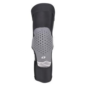 Der O'NEAL DIRT 1.0 Knieschützer ist ein schwarzer Knieschützer mit einem grauen, belüfteten Protektor-Polster mit kleinen Atmungslöchern und dezentem Logo und bietet zuverlässigen Schutz bei all Ihren Dirt 1.0-Abenteuern.